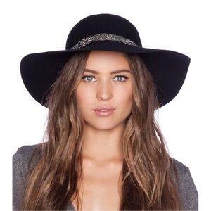 Lovely Bird Biarritz hat with feathers